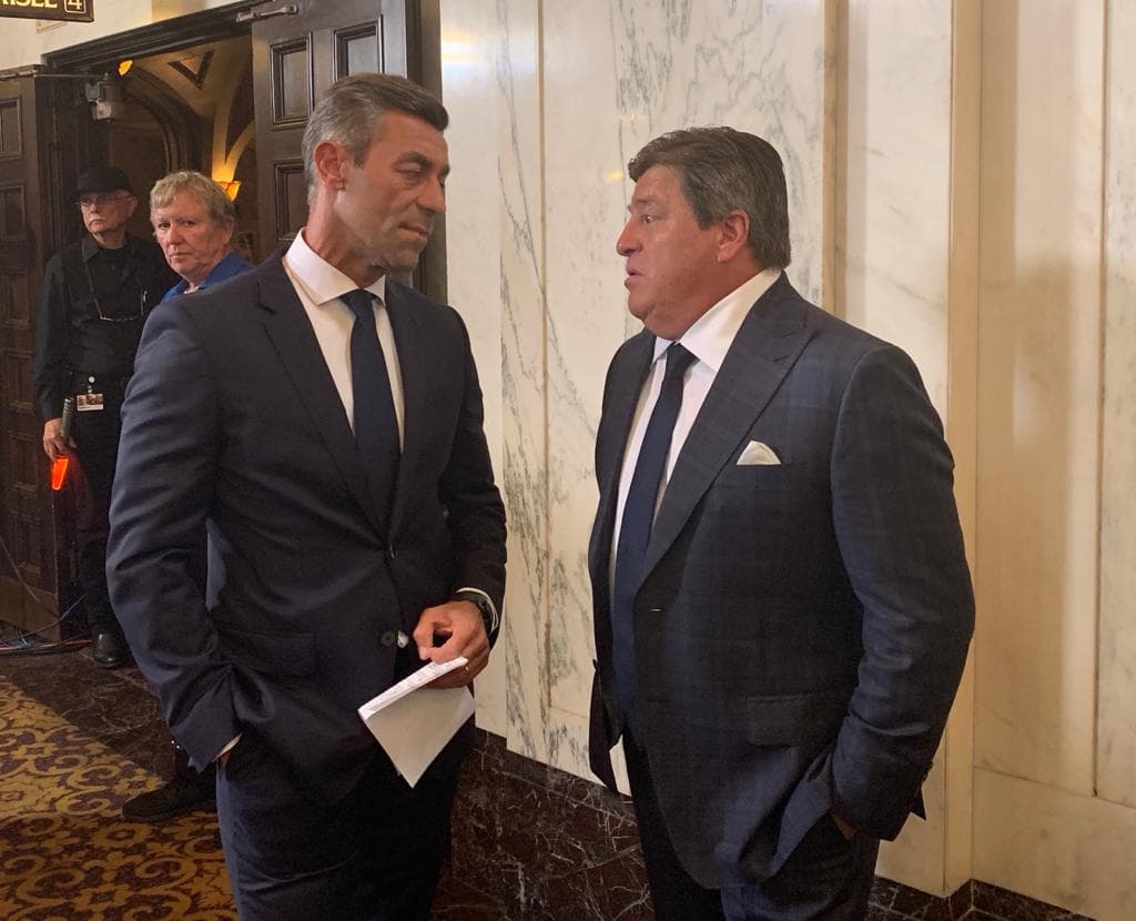 Los técnicos de Cruz Azul y América, Pedro Caixinha (izquierda) y Miguel Herrera (respectivamente), esperando por la ceremonia.