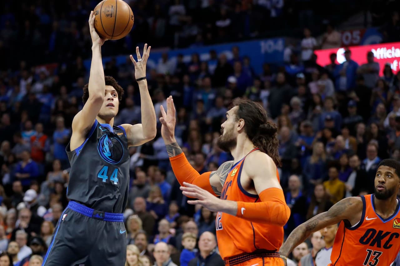 <b>DALLAS 106-103 OKLAHOMA CITY</b>. Sin Luka Doncic los Mavericks (30-46) le dieron la sorpresa al Thunder (44-33) que está aún luchando por el mejor acomodo para los Playoffs de la Conferencia del Oeste. Por Dallas Trey Burke anotó 25 unidades en esta campanada.