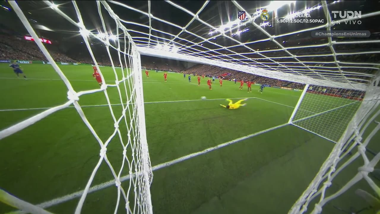 ¡Atajada enferma de Alisson! El brasileño salva a los Reds del 0-2