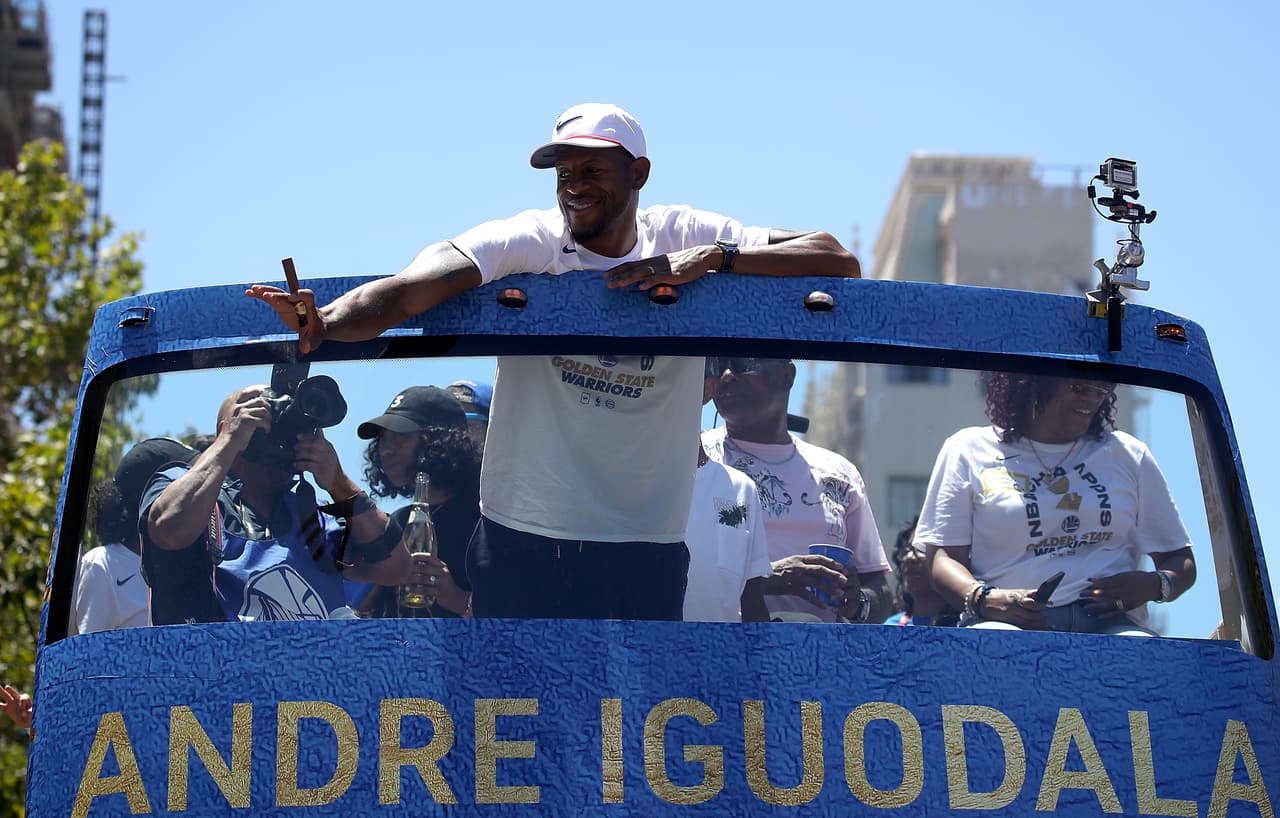 Miles de aficionados de los Golden State vivieron la celebración en un gran ambiente. Curry, Durant, Klay Thompson, Draymond Green y demás disfrutaron de su nueva victoria en el mejor baloncesto del mundo, la NBA.