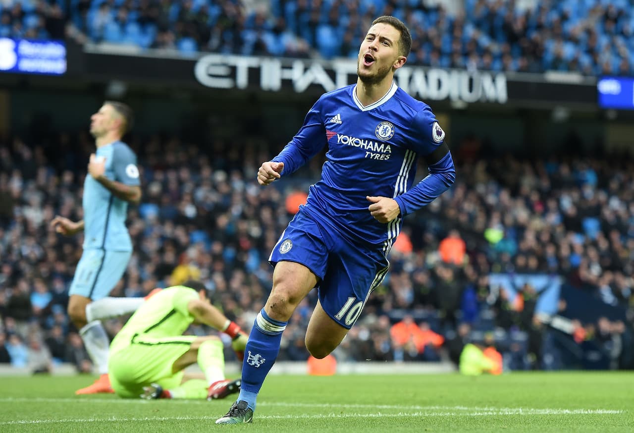 10) Eden Hazard - Para llegar al décimo futbolista hay que bajar hasta el puesto 130 en la lista general. El belga Eden Hazard renegoció su contrato con Chelsea y recibirá un promedio de 16 millones de dólares hasta 2020, además de tener una fuerte relación comercial con Nike y nuevos contratos con una empresa de China y con otras dos marcas.