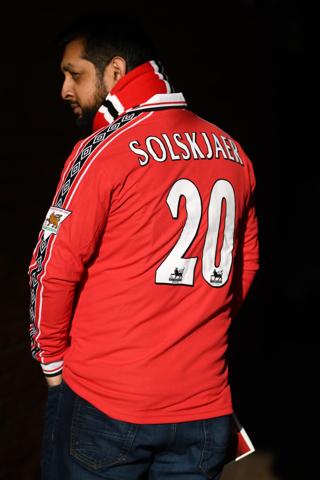 Bufandas, playeras retro y hasta tatuajes hicieron parte del colorido previo que se vivió en Old Trafford y sus inmediaciones este miércoles. Los aficionados del Manchester United llegaron con la esperanza de dar un paso hacia las Semifinal de la UEFA Champions League ante el Barcelona.