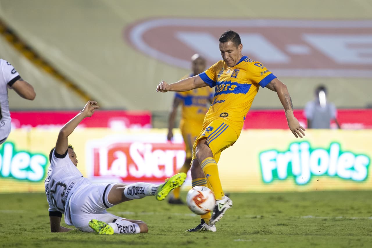 Los últimos minutos de la primera mitad, Tigres se fue al frente y Gallos aguantaba los embates.