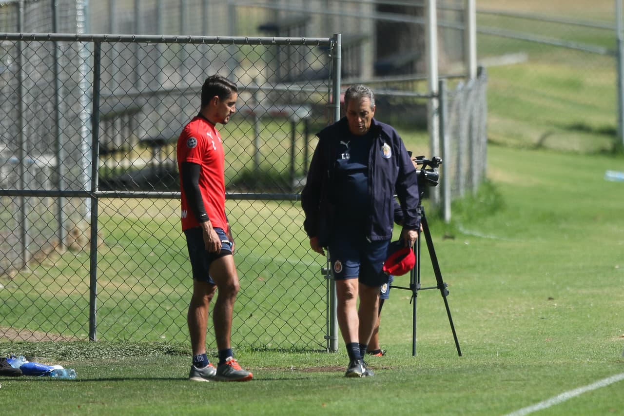 El semblante en el entrenamiento de Chivas de Guadalajara en Chivas Verde Valle es un reflejo de la situación futbolístic del equipo, una crisis que el técnico Tomas Boy aún no logra revertir.