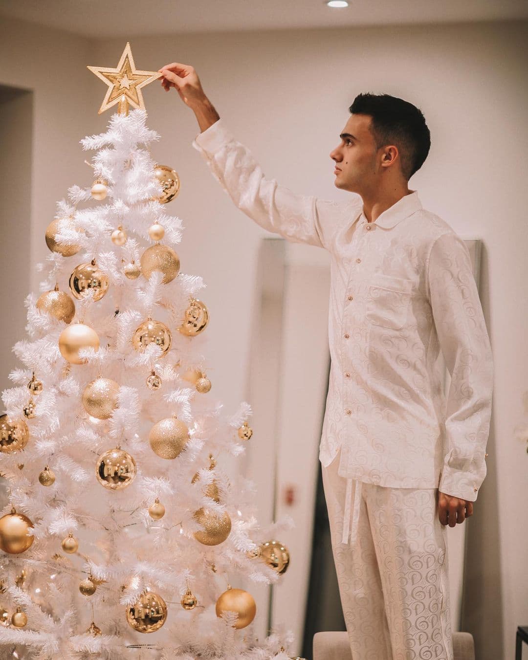 Sergio Reguilón | Las personalidades del balompié desearon felices fiestas a través de sus redes sociales.