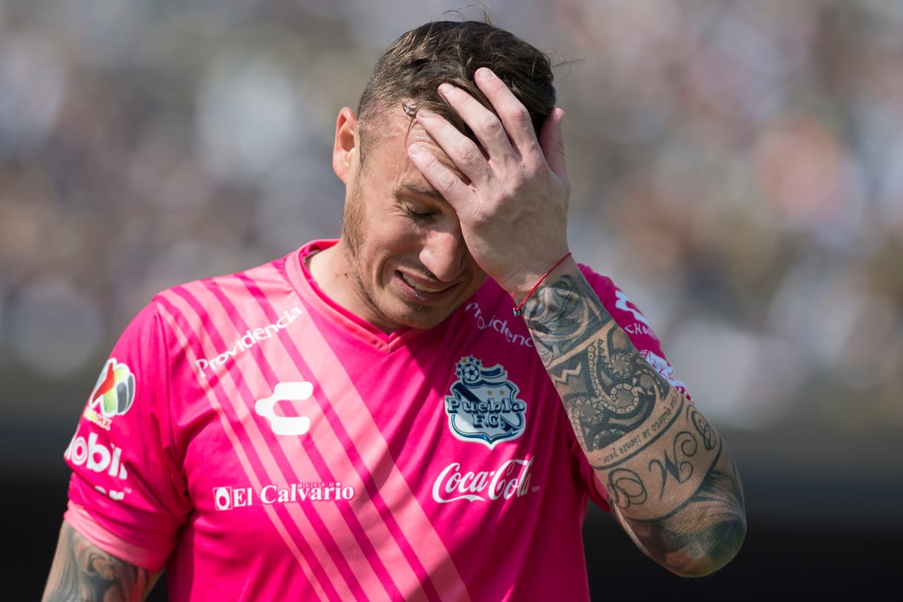 Cristian Campestrini, Puebla.- A pesar de que gracias a sus grandes atajadas el equipo poblano ganó el partido contra Pumas, el arquero fue amonestado por segunda ocasión en el encuentro debido a que se tardó en realizar un despeje, dejando a su equipo sin portero en los minutos finales del partido cuando el equipo universitario metía más presión metía.