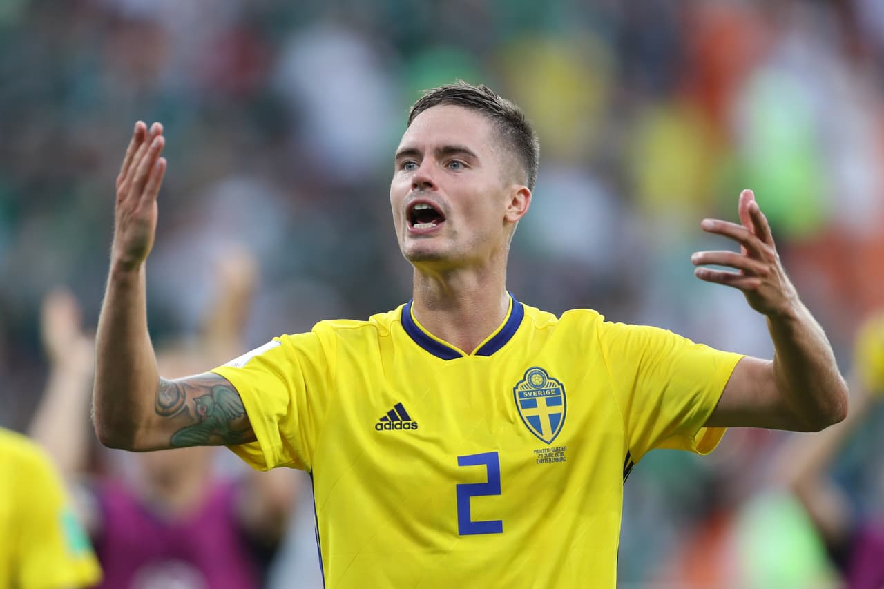 Mikael Lustig saldría del Celtic de Escocia para jugar con el F.C. Basel de Suiza.