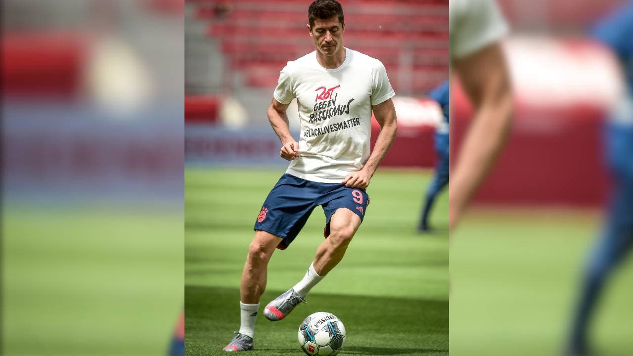 Durante el calentamiento previo al cotejo ante Leverkusen, portaron camisetas con las etiquetas #RotgegenRassismus y #BlackLivesMatter. “La muerte de George Floyd y las imágenes de EEUU nos conmocionan a todos”, publicó Herbert Hainer, presidente del Bayern Munich.