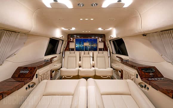 A través del sitio Becker Automotive Design Tom Brady puso a la venta su Cadillac Escalade 2018. Cuenta con amenidades como escritorios, asientos reclinables, internet y pantallas. ¡Es un jet privado!