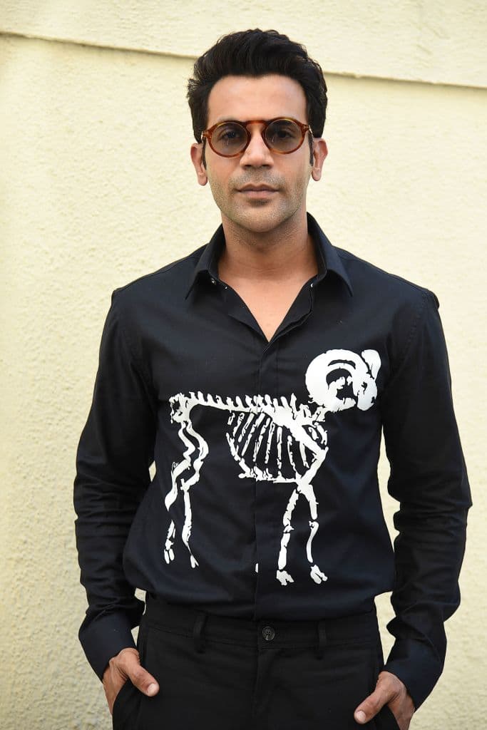 Astuto y ambicioso, Balram se abre camino para convertirse en chófer de Ashok y Pinky que acaban de regresar de Estados Unidos.
<br>