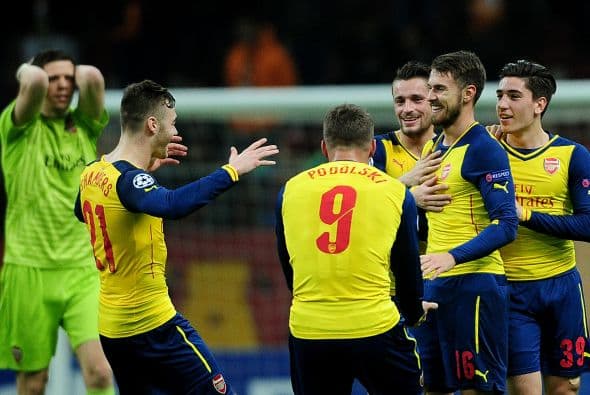 Los Gunners llenaron de 'plomo' el arco turco pero eso no les bastó para avanzar de líder.