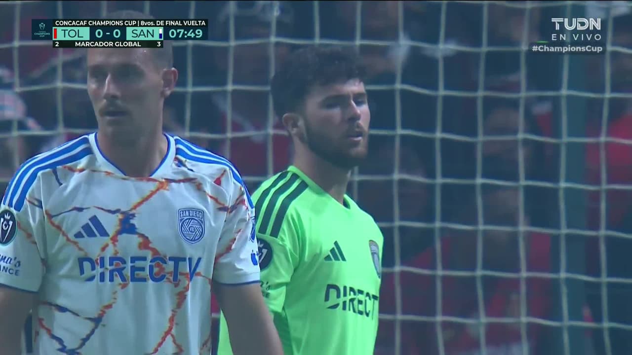 ¡Con el sello de la casa! Helinho intenta desde fuera del área y el portero del San Diego salva