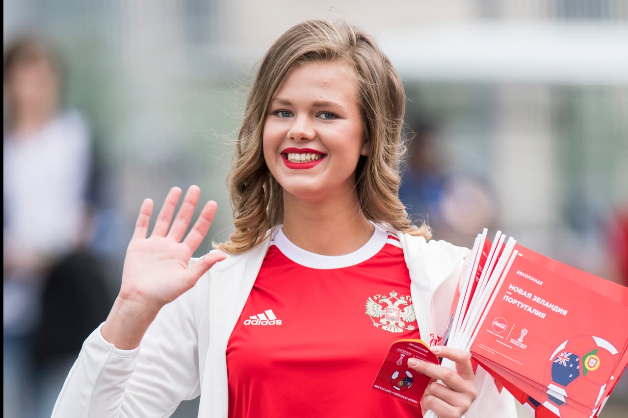 El saludo para las cámaras y a seguir repartiendo el merchandising a los aficionados.