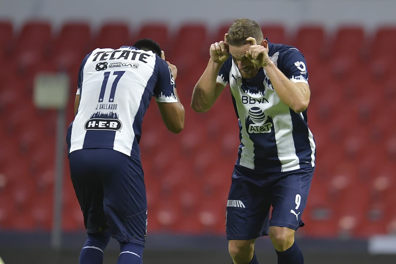Un par de minutos más tarde cayó el segundo de Rayados y las Águilas ‘no veían la luz’.