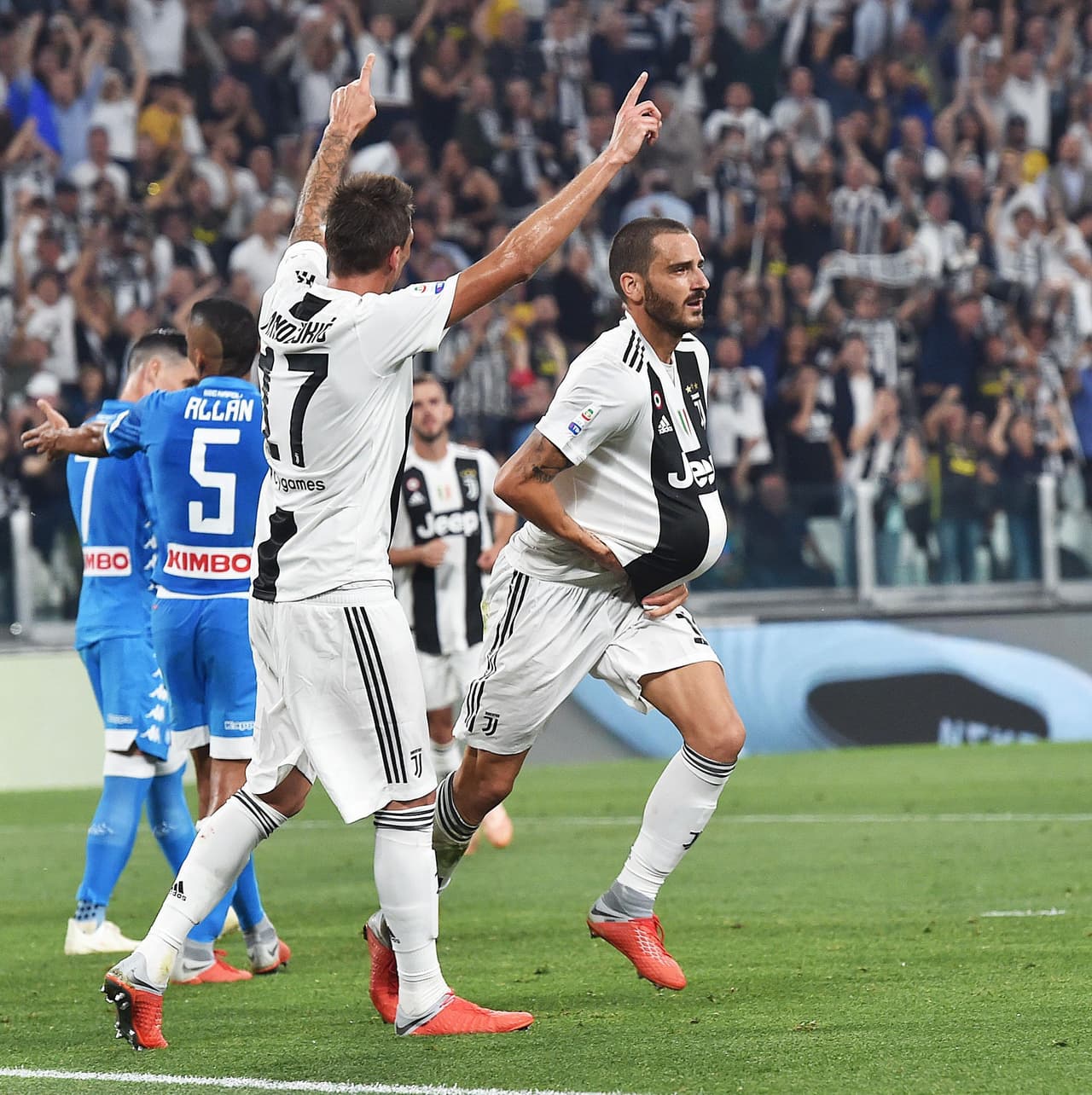 Primer festejo del defensa italiano en esta temporada en la que regresó tras un corto periodo en el Milan.