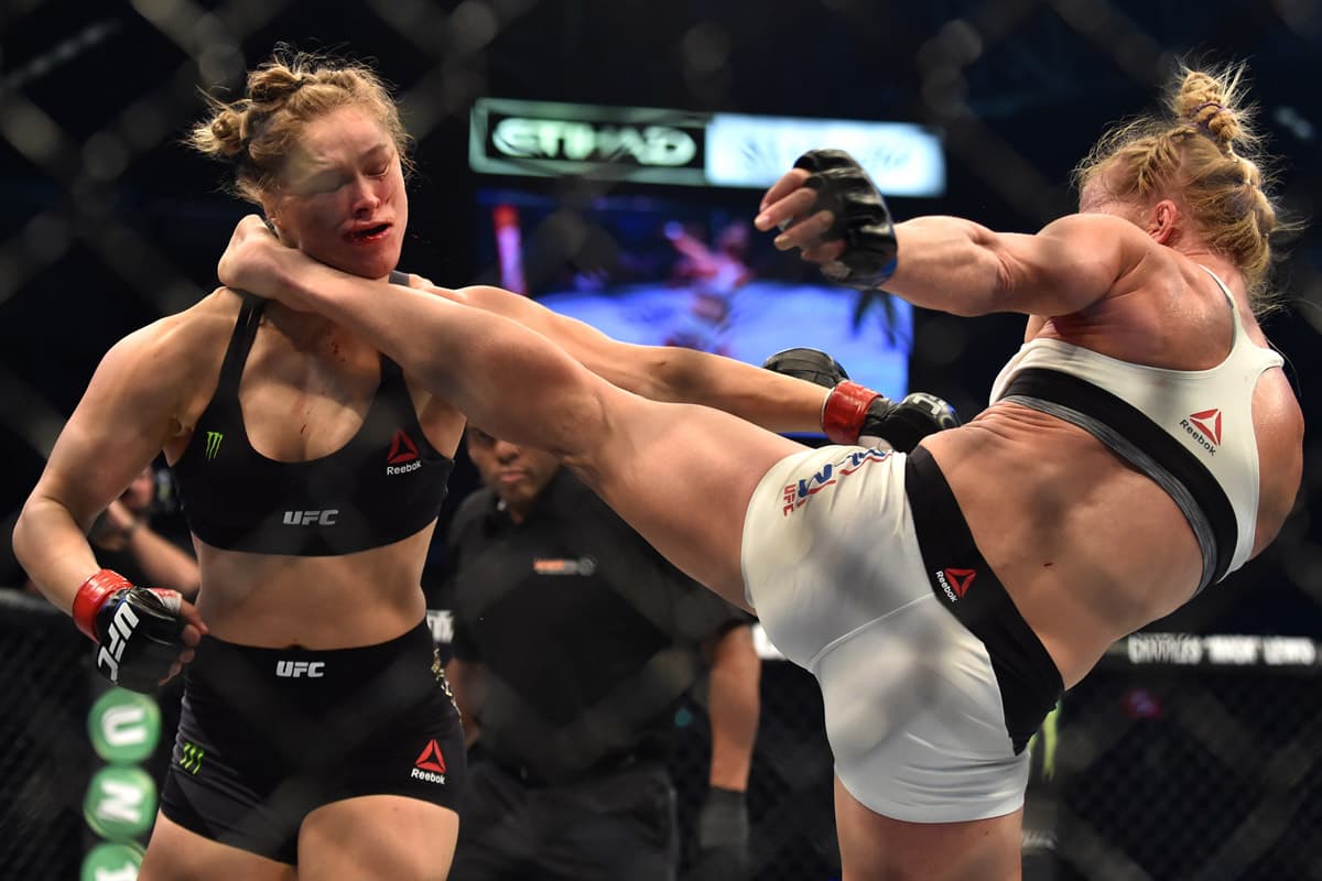 Aunque Rousey defendió este año su título de peso gallo de UFC, perdió ante Holly Holm en Australia, además fue la primera pelea perdida de su vida profesional.