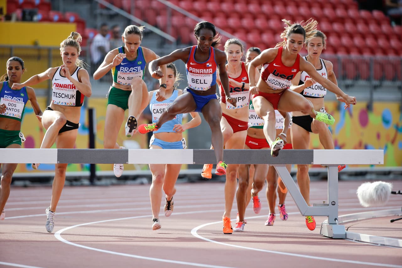 Ashley Higginson se llevó el oro en 300 metros con obstáculos, Shalaya Kipp ganó plata y Genevieve Lalonde bronce.