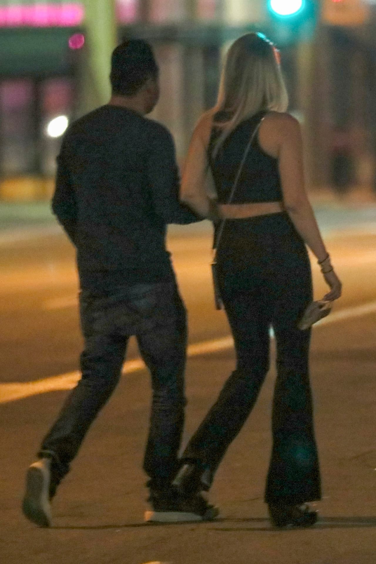 Por su parte, el abogado de De La Hoya, Stephen Espinoza, señaló que los cargos contra su cliente eran "completamente falsos", y afirmó que solo vivieron juntos durante seis meses. Agregó que, según la ley de California, "eso no les da a ninguno de los dos el derecho a hacer este tipo de reclamos".