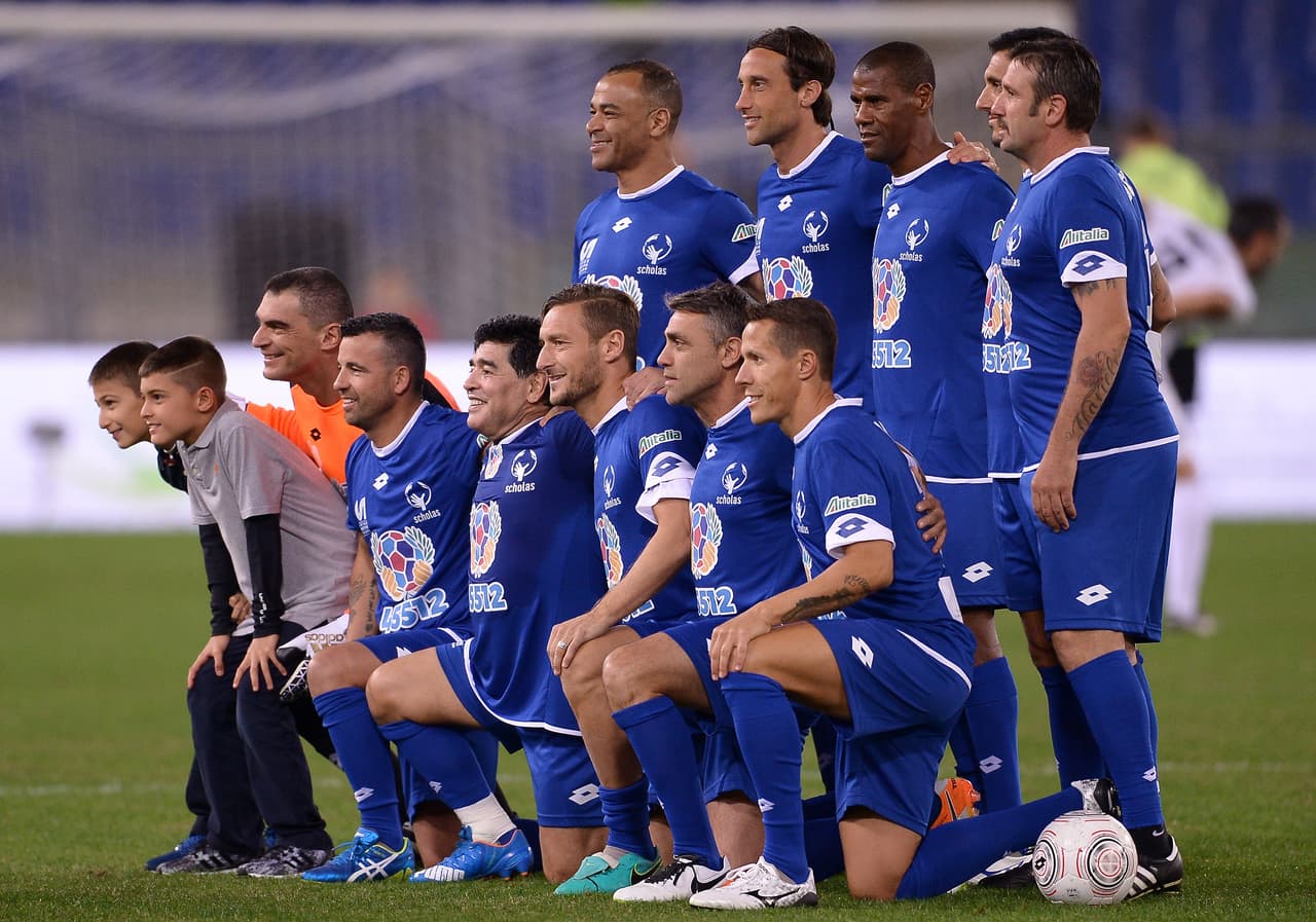 El argentino Diego Armando Maradona, los brasileños Ronaldinho y Cafú, el español Manuel Sanchís, Juan Sebastián Verón y el colombiano Faryd Mondragón son solo algunas de las glorias del fútbol mundial que se exhibieron este miércoles en Roma, en el Partido por la Paz, promovido por el papa Francisco.