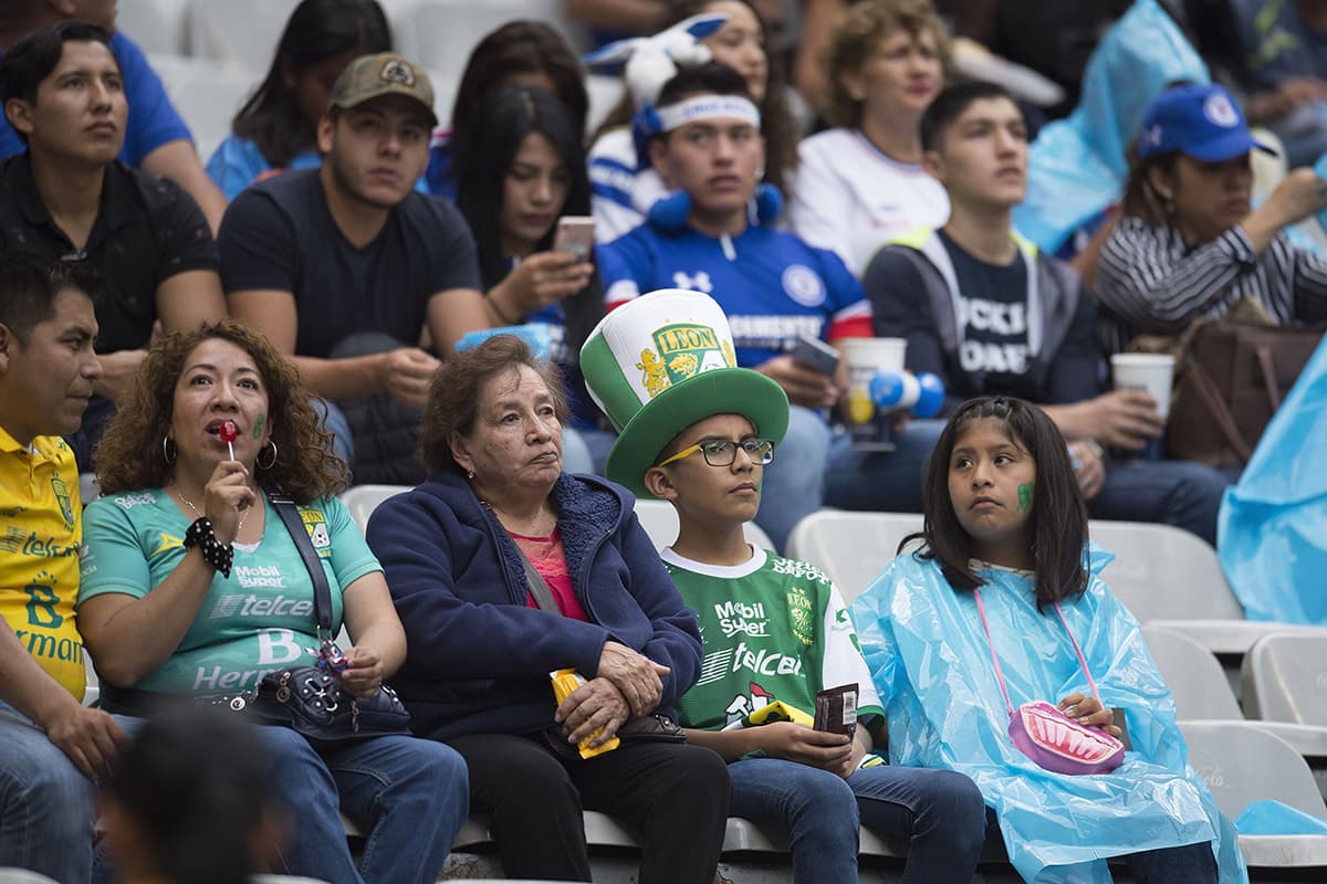 Fanáticos de León y Cruz Azul previo al encuentro por la jornada 5 del Apertura 2018 de la Liga MX en el Estadio Azteca.