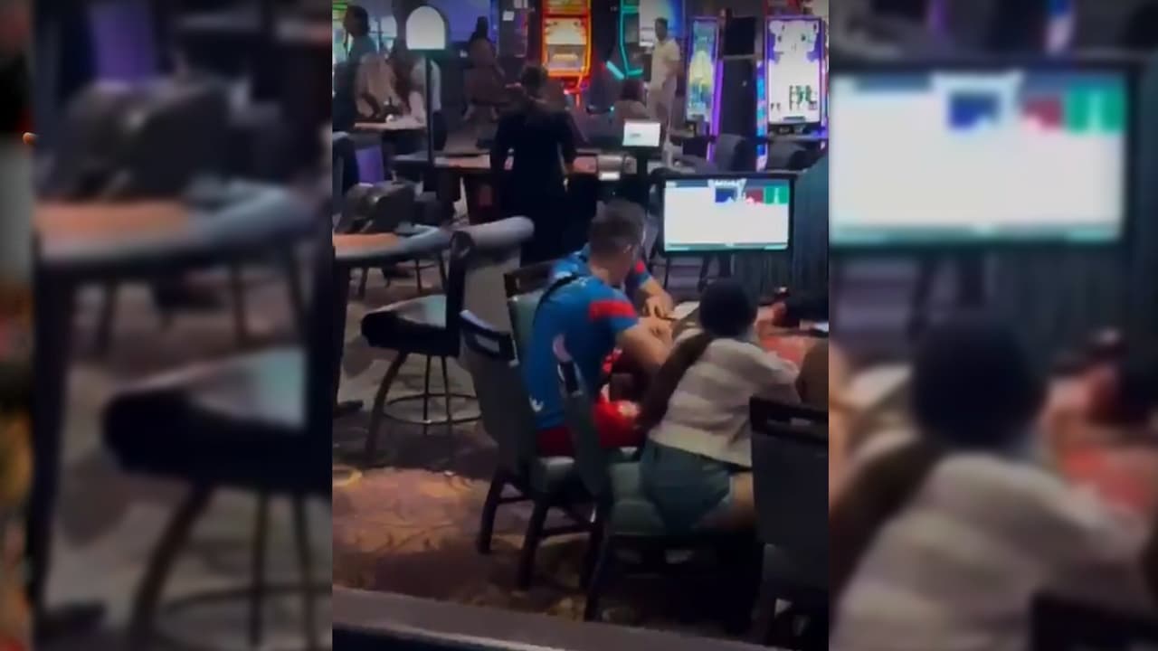 Santiago Ormeño y Alan Mozo disfrutan partida de cartas previo partido con la Juve