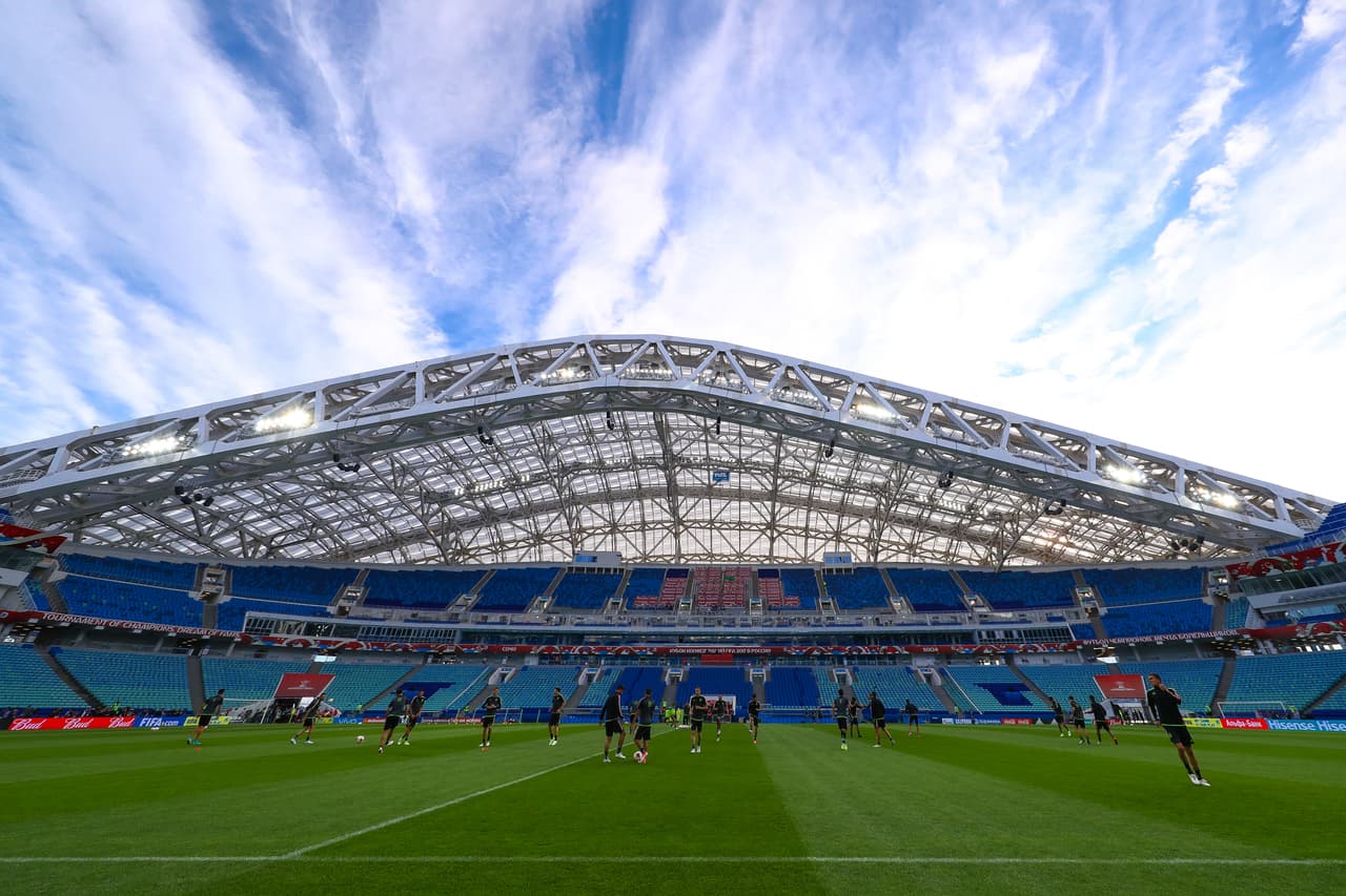 El estadio Olímpico de Sochi puede albergar 47 mil 659 personas y su diseño corresponde a una concha de mar con el fin de rememorar la gloria del arte Fabergé. Fue escenario del triunfo 3-2 de Alemania contra Australia.