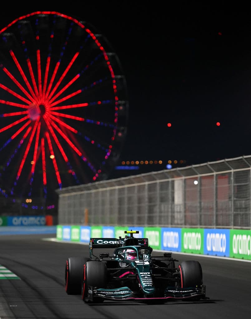 El mexicano Sergio Pérez finalizó en la novena posición de la Q2 en una complicada sesión para la escudería Red Bull dónde Max Verstappen terminó en el cuarto sitio. El siete veces campeón del mundo inglés Lewis Hamilton de Mercedes fue el más rápido este viernes, por delante de su compañero finlandés Valtteri Bottas, en el segundo entrenamiento libre para el Gran Premio de Arabia Saudí, el vigésimo primero y penúltimo del Mundial de Fórmula Uno, que se disputa en el circuito urbano.