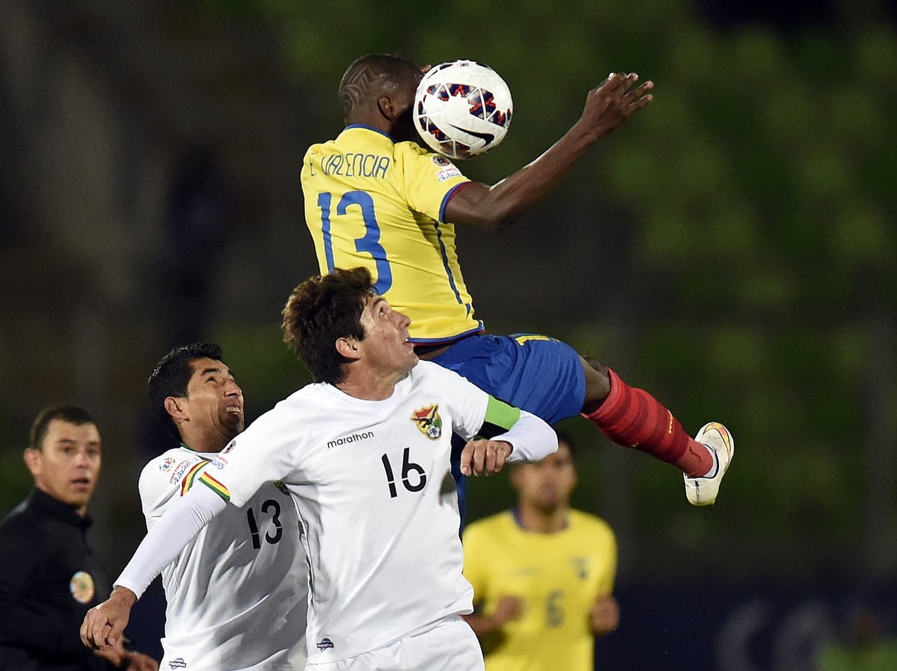 Ecuador medio intentó reaccionar pero no era efectivo en sus ataques.