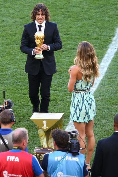 Carles Puyol y Gisele Bündchen con la Copa. Mira aquí los videos más chismosos.