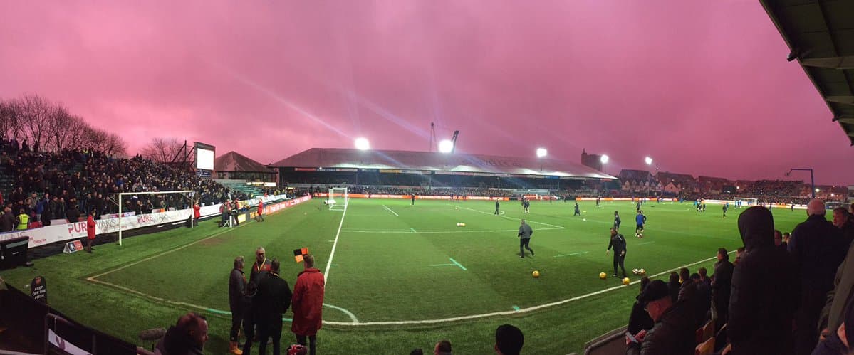 Durante el calentamiento los jugadores y aficionados pudieron disfrutar del bonito espectáculo de la naturaleza.