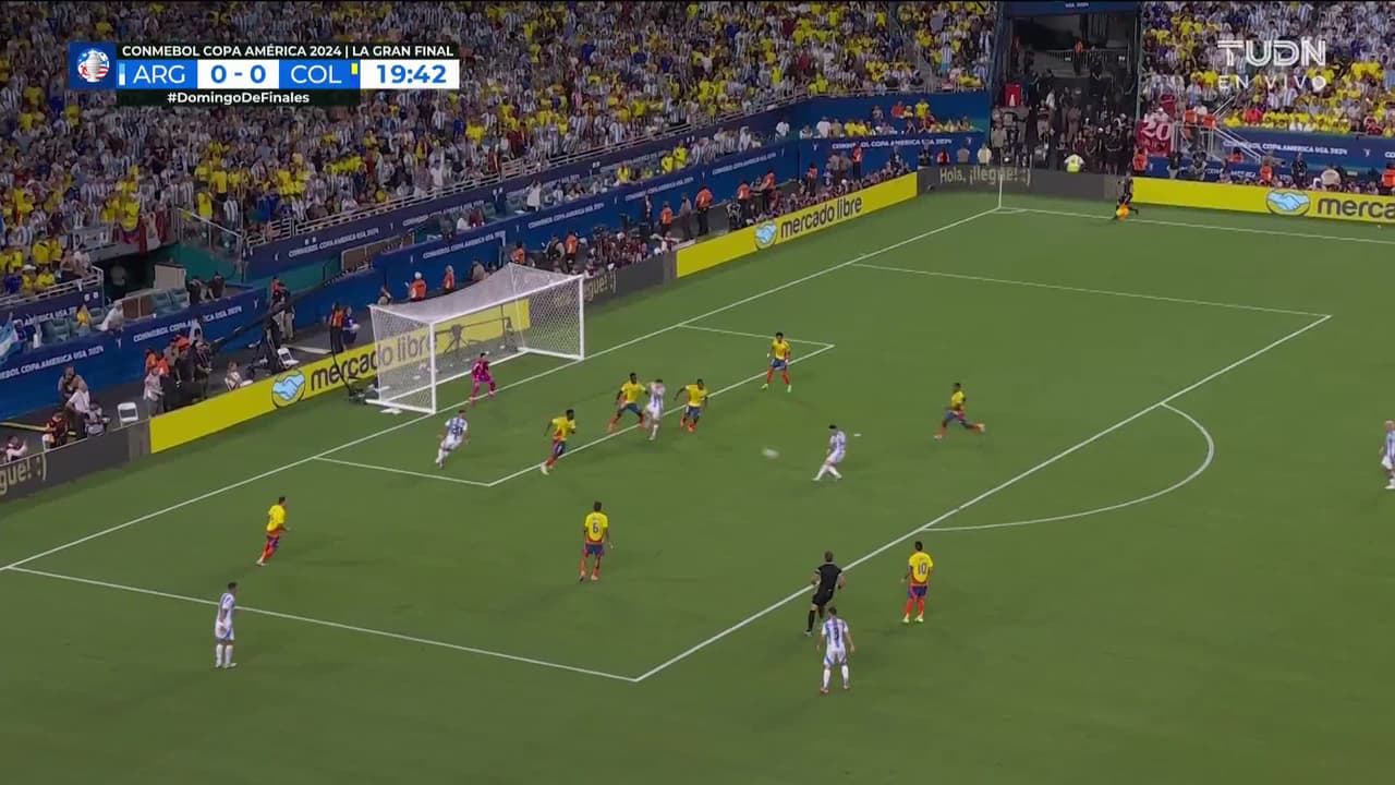 ¡TIRO ATAJADO! disparo por Lionel Messi.