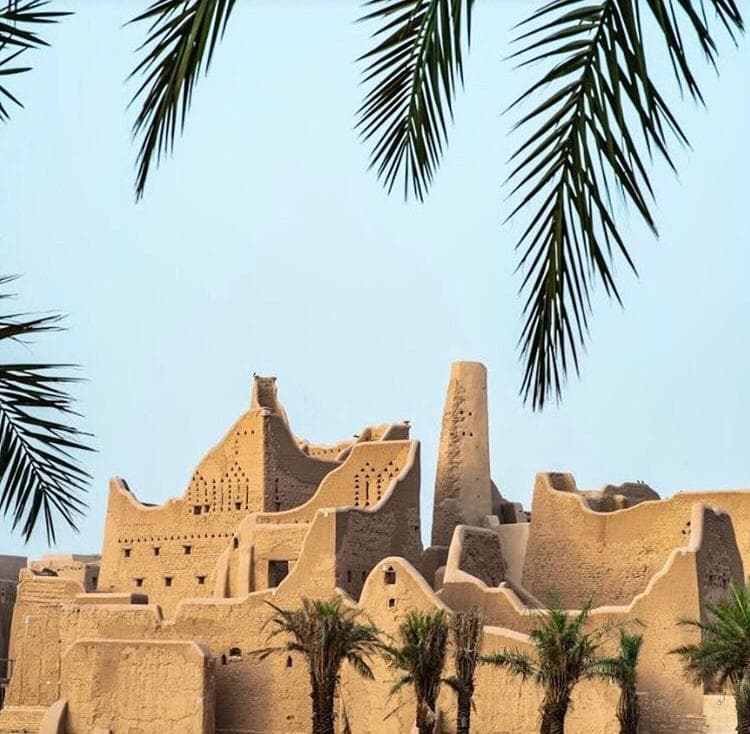 Mientras tanto el Palacio de Saad bin Saud es conocido como uno de los más grandes de la ciudad con dos pisos de altura