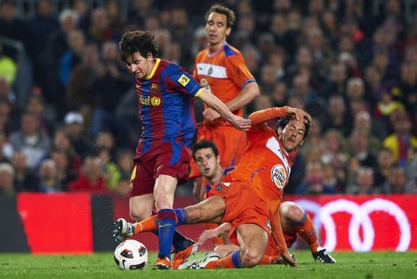 Messi tuvo que emplearse a fondo para dejar atrás a la defensa.