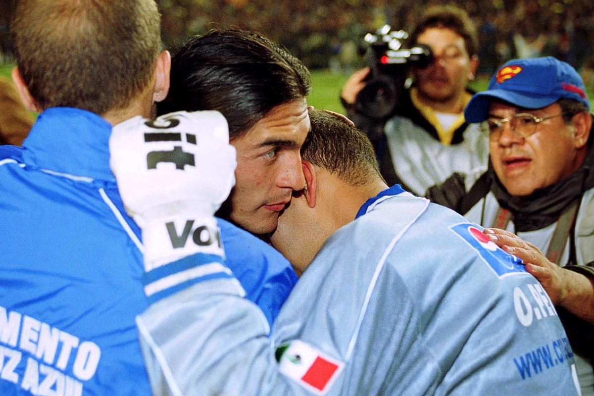 Los protagonistas 'Celestes' en la final, Francisco Palencia y Óscar Pérez, se confundieron en un abrazo con el resto del equipo luego de la derrota en la primera final de un club mexicano en Conmebol.