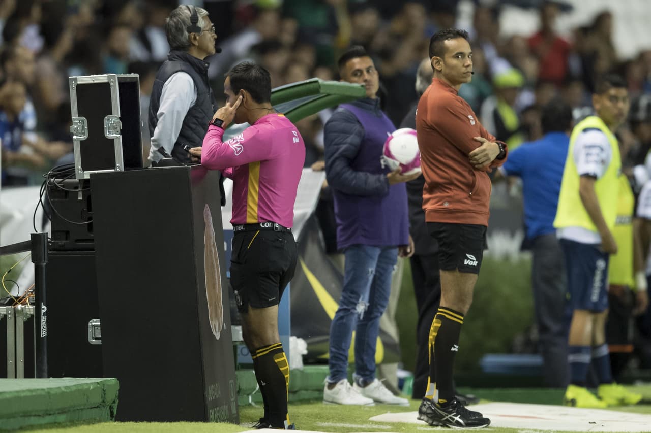 El VAR fue protagonista para deshacer la sanción de un penalti a favor de León cuando el partido iba 0-1.