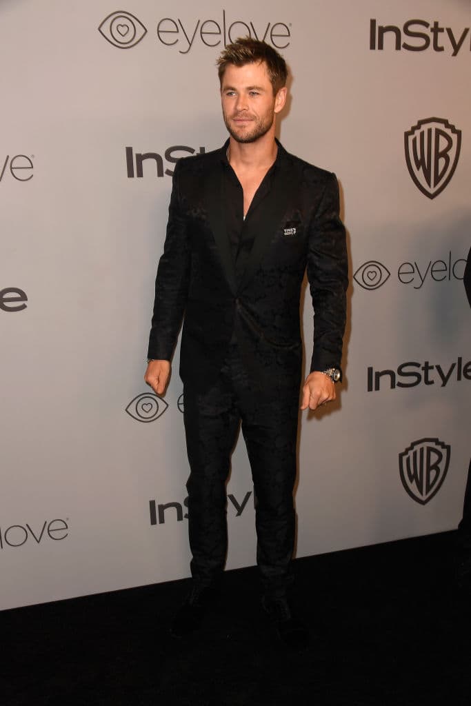 Para solucionar el problema, además de un asunto personal, el capitán Kirk encabeza una incursión a un planeta en guerra para capturar a un hombre que es un arma de destrucción masiva. A medida que nuestros héroes se van sumergiendo en una épica partida de ajedrez a vida o muerte, la lealtad se verá puesta a prueba, las amistades se romperán, y habrá que hacer ciertos sacrificios por la única familia que le queda a Kirk: su tripulación.
<br>