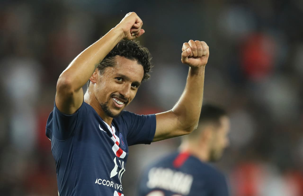 Al brasileño le gusta adaptarse de lleno a cada club en el que juega por lo que este domina el italiano por su paso en la Roma y también domina perfectamente el francés.