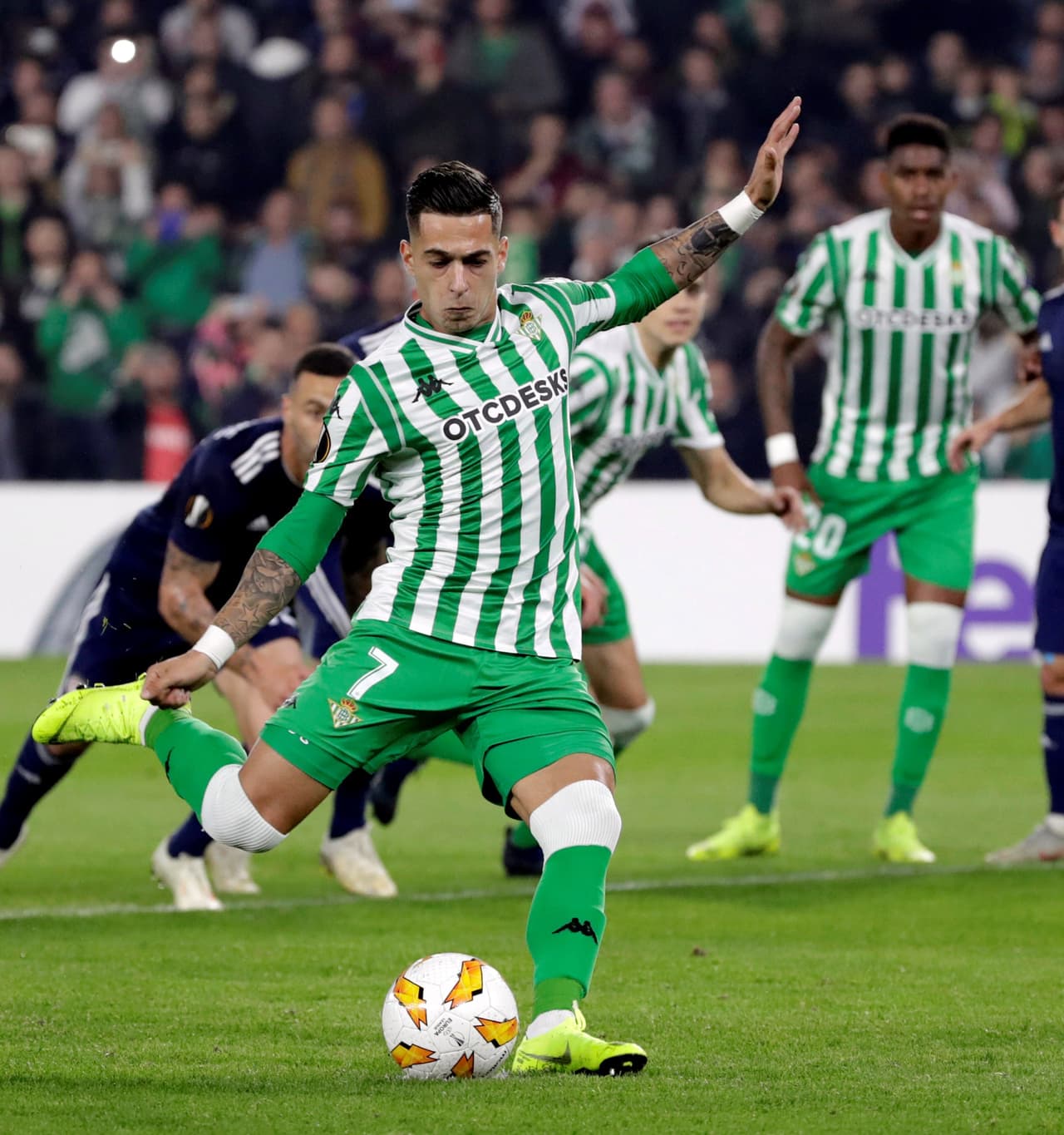 Sin embargo, al minuto 18 los locales se encontraron con un penal a favor que Sergio León se encargó de cobrar.