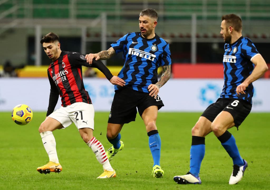 Zlatan Ibrahimovic (31’) puso al frente a los de Pioli con un soberbio tiro raso. El astro sueco salió expulsado del terreno de juego a los 58’; su primer amarilla llegó tras pelear con Lukaku y la segunda al derribar por la espalda a Kolarov. Lukaku (71’) marcó desde los once pasos el empate. Eriksen (90+7’) clavó el segundo para Inter con un golazo de tiro libre y así acceder a las semifinales de la justa.