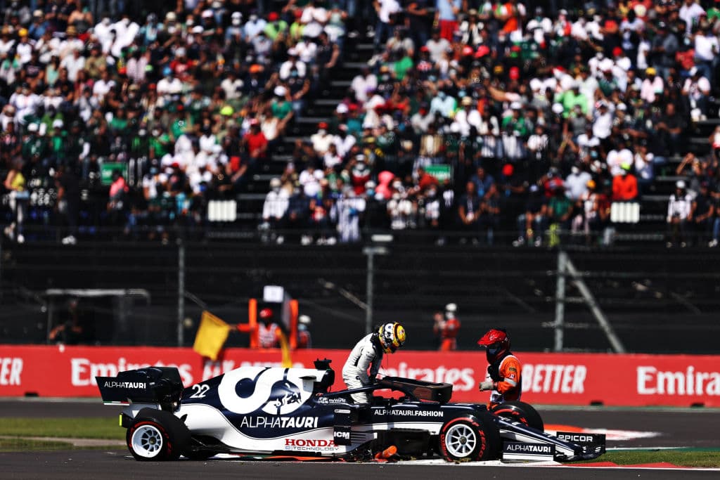 Red Bull hace el 1-3 con Max Verstappen en primer lugar y Sergio Pérez en tercero durante el Gran Premio de México en la Formula 1. Lewis Hamilton se quedó con la segunda posición durante la carrera. El mexicano logró subirse al podio en se casa.