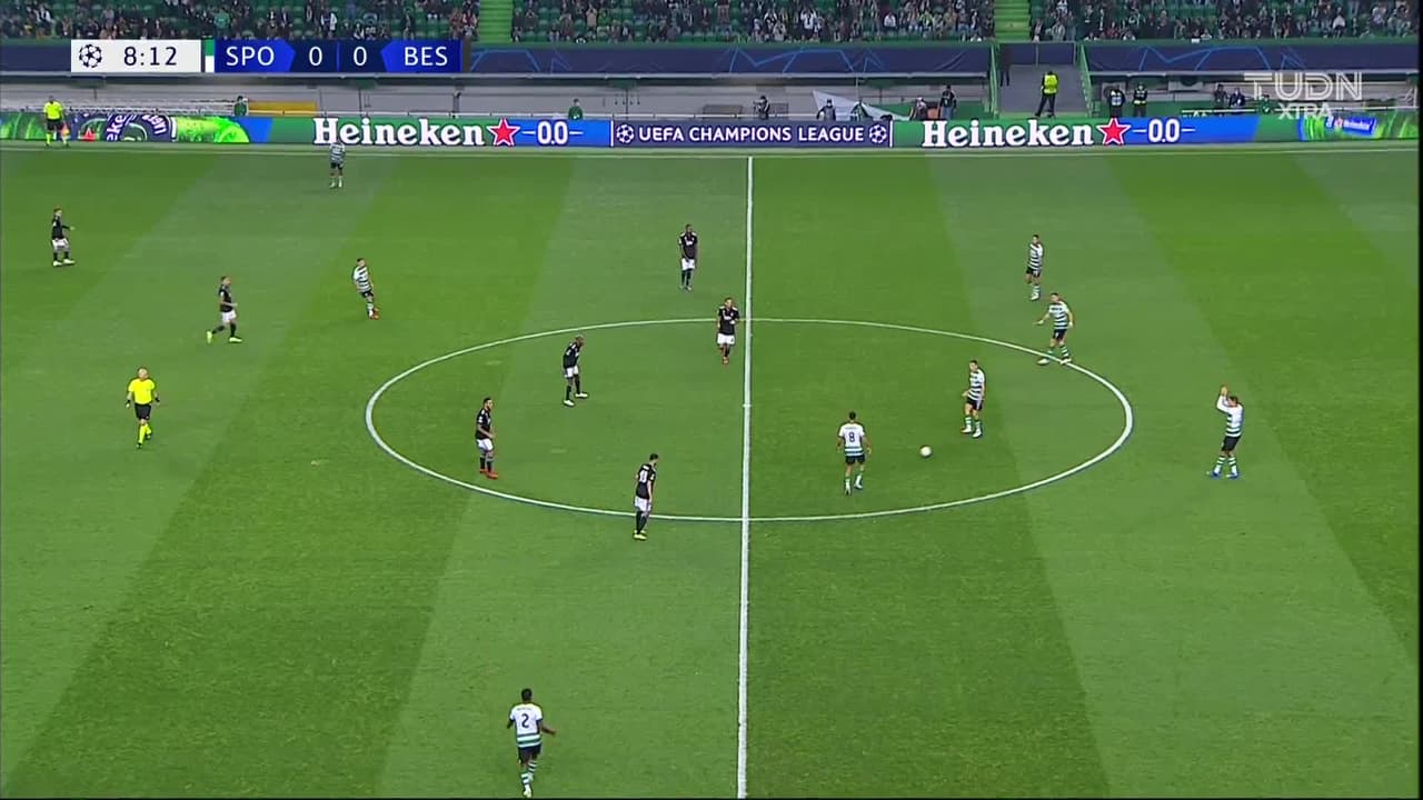 ¡CERCA! Paulinho disparó que se estrella en el poste.