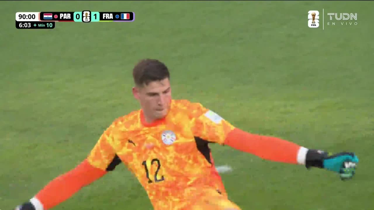 ¡Orlando Gill le quita un doblete a Kylian Mbappé con esta salvaje doble atajada!