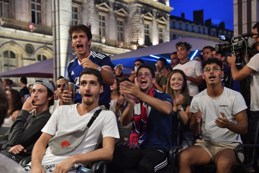 Los hinchas de Lyon festejan la histórica participación de su equipo, aunque han quedado eliminados de la competición.