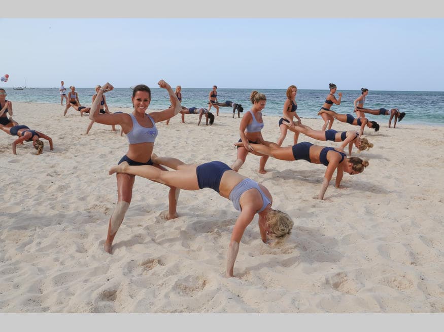 Las cheerleaders de los Patriots lucieron sexys en Punta Cana para hacer su calendario de traje de baño, ¡checa estas bellezas! (Foto: New England Patriots).