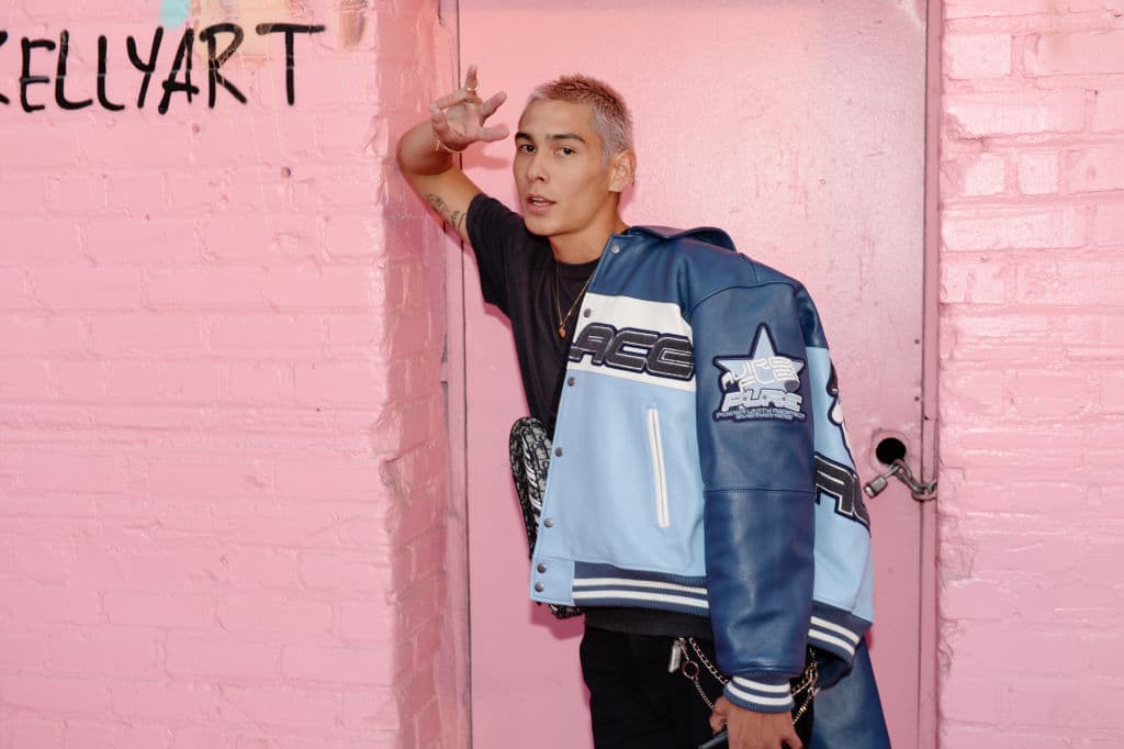 Nació en Hawaii, es skater, modelo y fotógrafo.