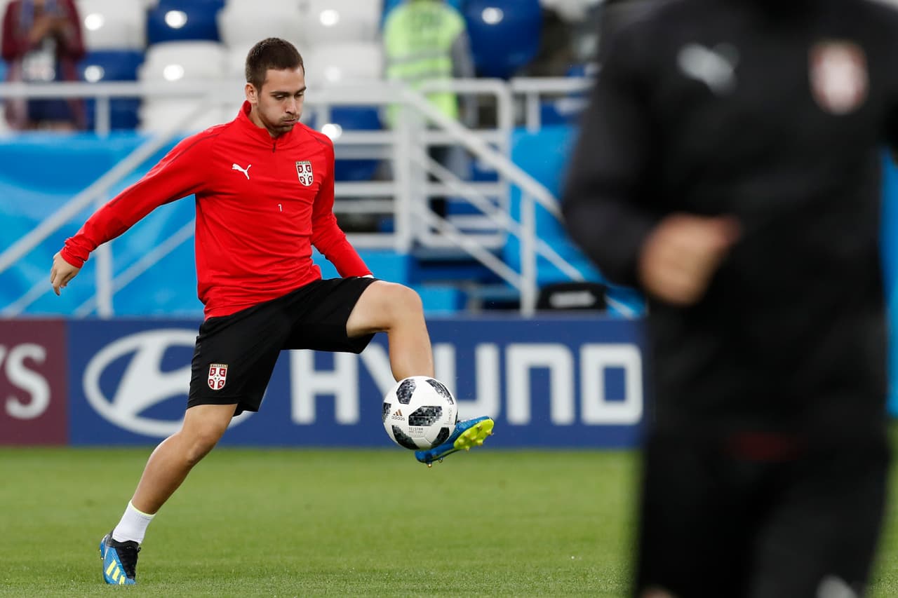 El mediocampista de 21 años de edad del Benfica portugués, Andrija Zivkovic practica en el control del balón, algo que será crucial debido a la buena defensa que pone en práctica el equipo suizo.