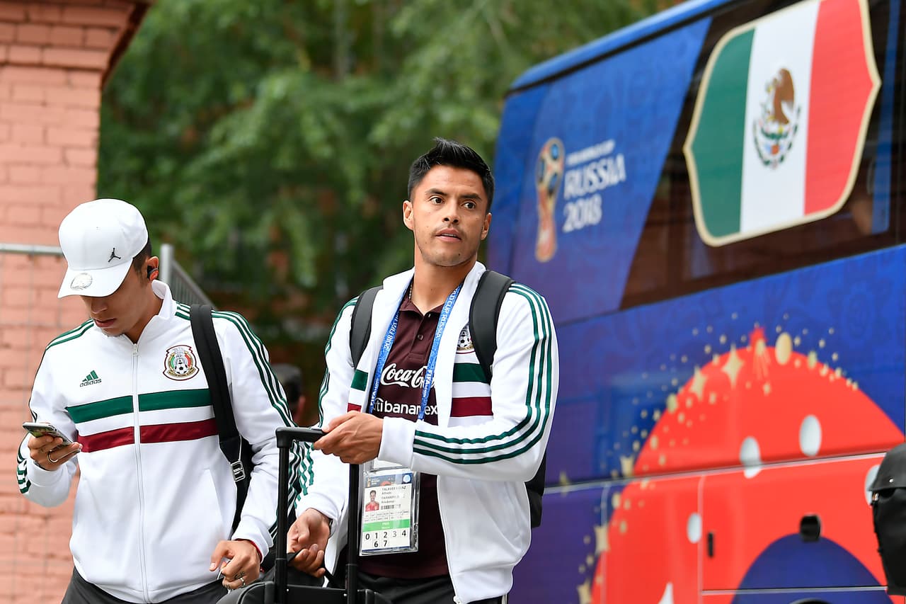 Alfredo Talavera, gurdameta de la selección mexicana, también haciendo acto de presencia en el arribo tricolor a Ekaterimburgo, se nota un rostro de cansancio por el viaje.