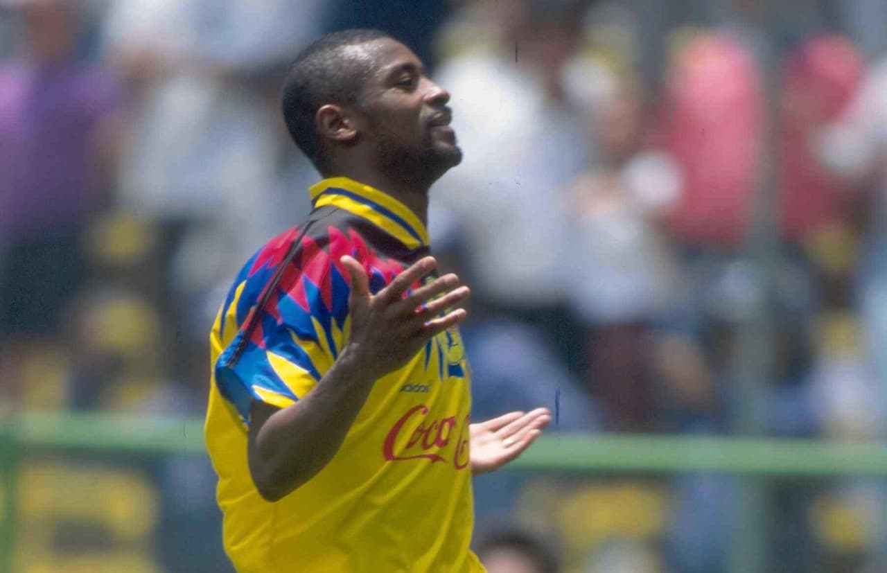 El camerunés fue goleador en la temporada 1994-95 y en total anotó 49 tantos.