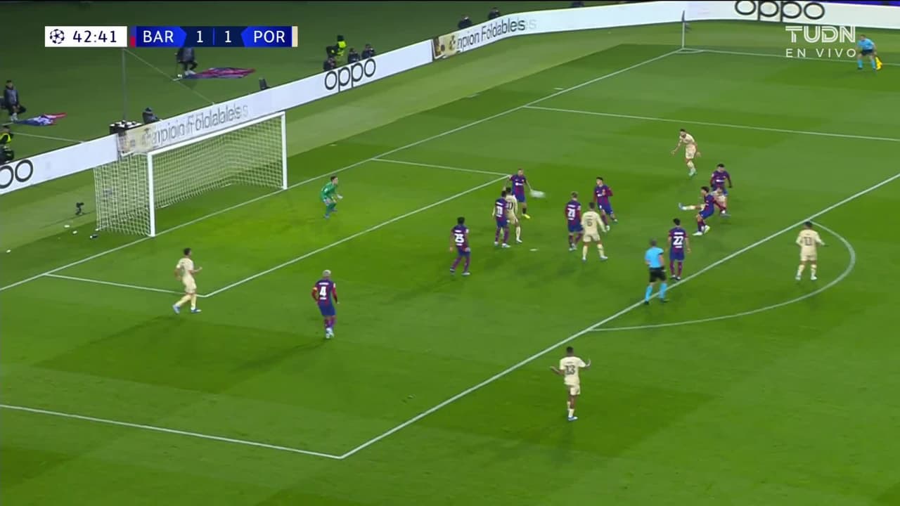 ¡TIRO ATAJADO! disparo por Alan Varela.