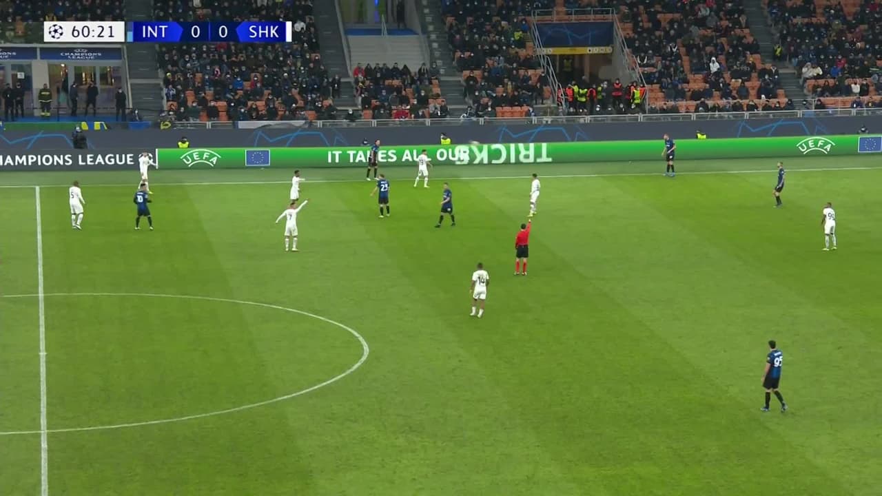 ¡GOL!  anota para Internazionale. Edin Dzeko